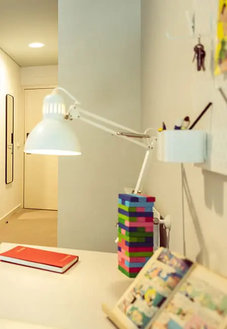 Imagem quarto individual totalmente mobilado com a sua própria casa de banho privada