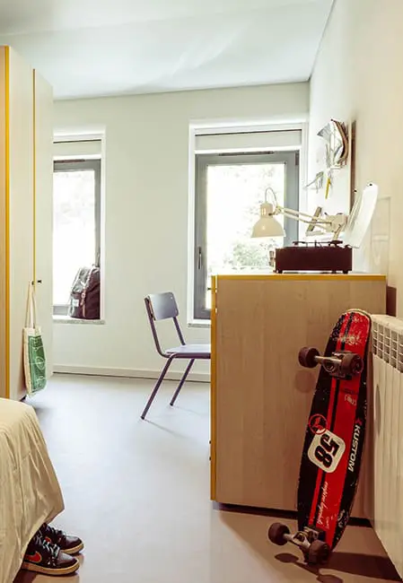Imagem quarto individual totalmente mobilado com a sua própria casa de banho privada
